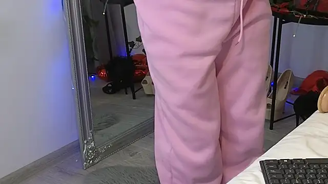 Snapshot of JuliaJuliette chatting on 03.07.25 JuliaJuliette online show from 03.07.25