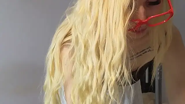 Snapshot of JuliaJuliette chatting on 09.19.25 JuliaJuliette online show from 09.19.25