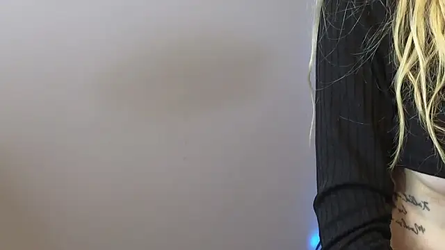 Snapshot of JuliaJuliette chatting on 10.22.25 JuliaJuliette online show from 10.22.25