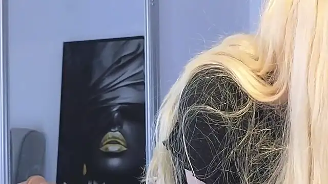 Snapshot of JuliaJuliette chatting on 11.10.25 JuliaJuliette online show from 11.10.25