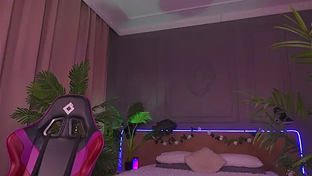 Snapshot of Devilinee chatting on 02.27.25 Devilinee online show from 02.27.25