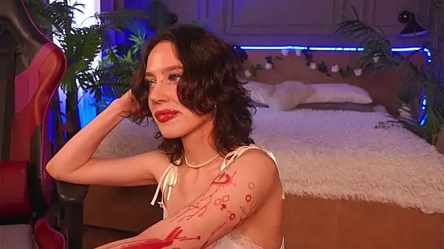 Snapshot of Devilinee chatting on 09.18.25 Devilinee online show from 09.18.25