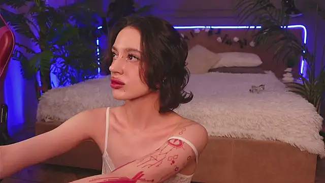 Snapshot of Devilinee chatting on 11.16.25 Devilinee online show from 11.16.25