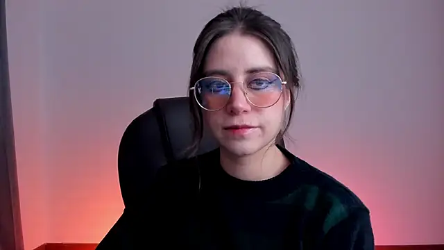 Snapshot of HazelKush chatting on 11.18.25 HazelKush online show from 11.18.25