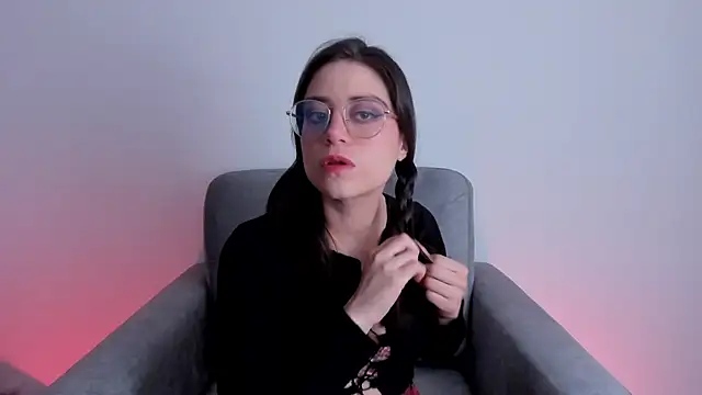 Snapshot of HazelKush chatting on 12.15.25 HazelKush online show from 12.15.25