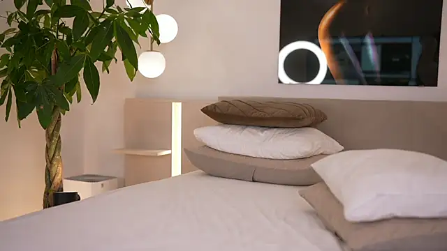 Snapshot of DoviaClaire chatting on 12.05.25 DoviaClaire online show from 12.05.25