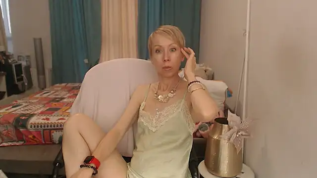 Snapshot of LuxuryNika chatting on 06.26.26 LuxuryNika online show from 06.26.26