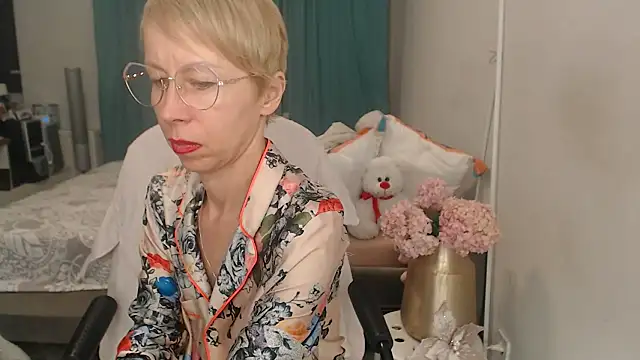 Snapshot of LuxuryNika chatting on 06.30.26 LuxuryNika online show from 06.30.26