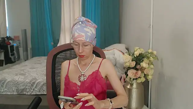 Snapshot of LuxuryNika chatting on 07.25.26 LuxuryNika online show from 07.25.26
