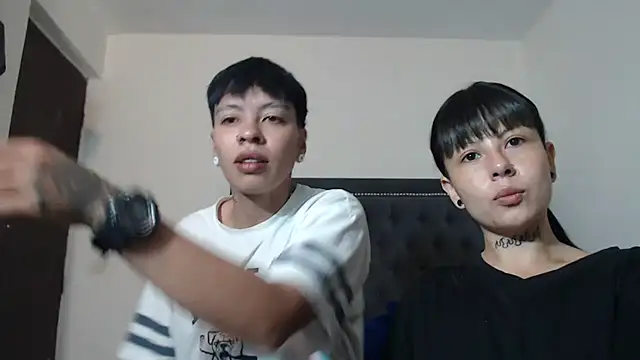 Snapshot of dulce_maria_x chatting on 01.12.25 dulce maria x online show from 01.12.25