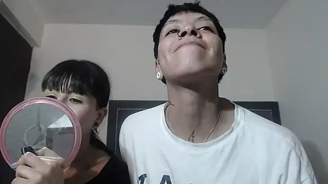 Snapshot of dulce_maria_x chatting on 01.12.25 dulce maria x online show from 01.12.25