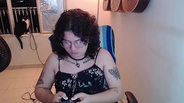 Snapshot of Smoke_trip_Alicia chatting on 12.18.25 Smoke trip Alicia online show from 12.18.25