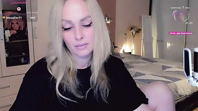 Snapshot of Libby_Nora chatting on 10.28.25 Libby Nora online show from 10.28.25