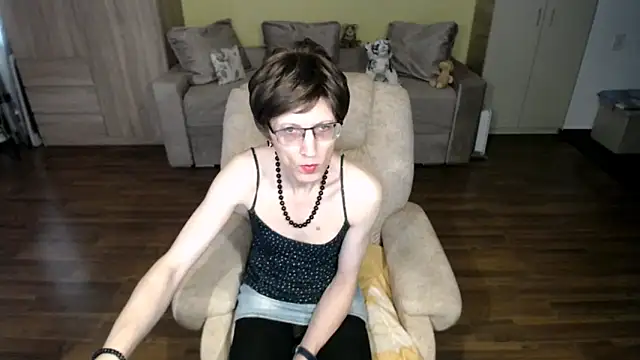 Snapshot of clementine chatting on 04.04.26 clementine online show from 04.04.26