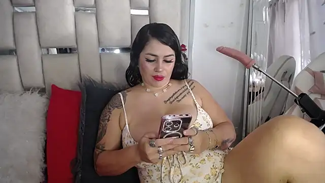 Snapshot of chelaqueen_ chatting on 10.10.25 chelaqueen online show from 10.10.25