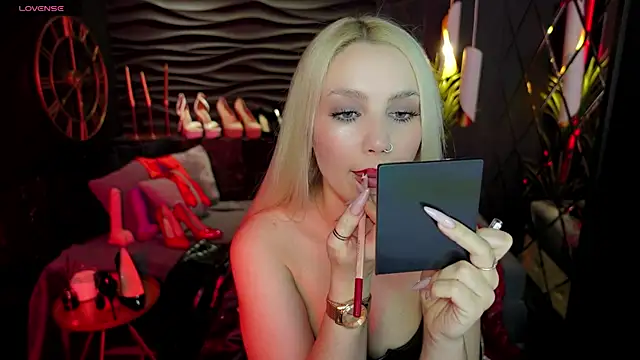 Snapshot of MistressDarsy chatting on 12.13.24 MistressDarsy online show from 12.13.24