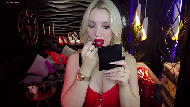 Snapshot of MistressDarsy chatting on 12.20.24 MistressDarsy online show from 12.20.24