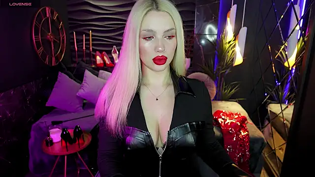 Snapshot of MistressDarsy chatting on 12.22.24 MistressDarsy online show from 12.22.24