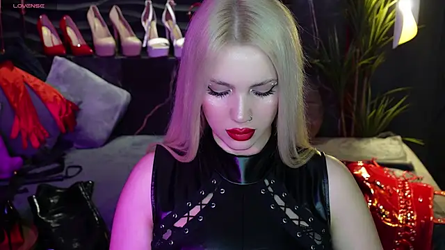 Snapshot of MistressDarsy chatting on 12.27.24 MistressDarsy online show from 12.27.24