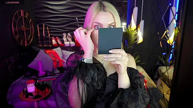 Snapshot of MistressDarsy chatting on 01.18.25 MistressDarsy online show from 01.18.25