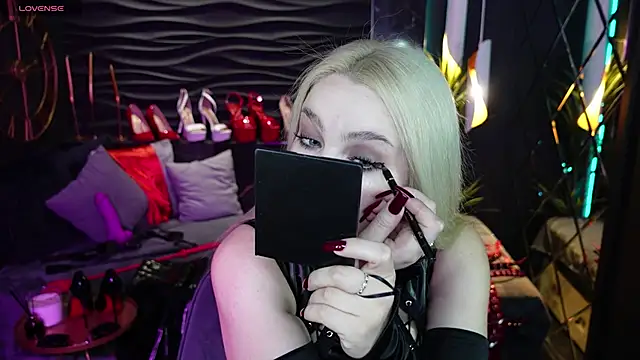 Snapshot of MistressDarsy chatting on 01.24.25 MistressDarsy online show from 01.24.25