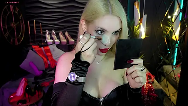 Snapshot of MistressDarsy chatting on 01.25.25 MistressDarsy online show from 01.25.25