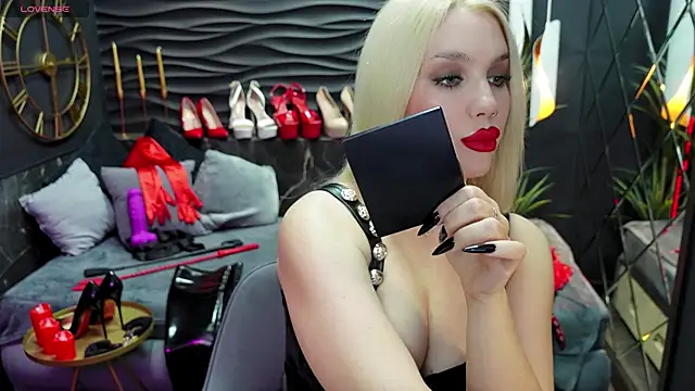 Snapshot of MistressDarsy chatting on 02.18.25 MistressDarsy online show from 02.18.25