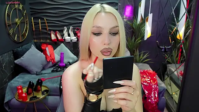 Snapshot of MistressDarsy chatting on 03.03.25 MistressDarsy online show from 03.03.25