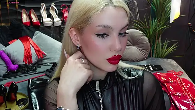 Snapshot of MistressDarsy chatting on 03.07.25 MistressDarsy online show from 03.07.25