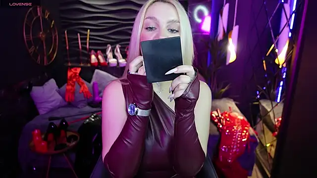 Snapshot of MistressDarsy chatting on 03.13.25 MistressDarsy online show from 03.13.25