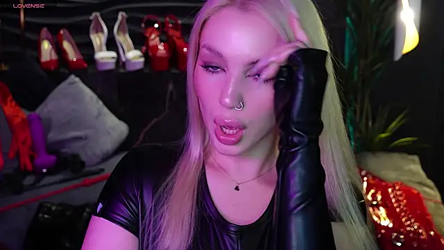 Snapshot of MistressDarsy chatting on 03.16.25 MistressDarsy online show from 03.16.25