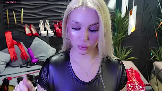Snapshot of MistressDarsy chatting on 03.18.25 MistressDarsy online show from 03.18.25