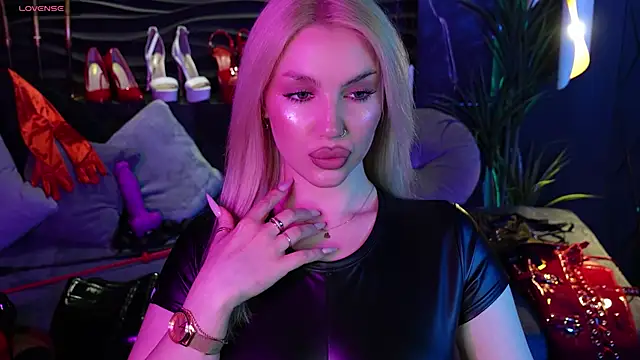 Snapshot of MistressDarsy chatting on 03.19.25 MistressDarsy online show from 03.19.25