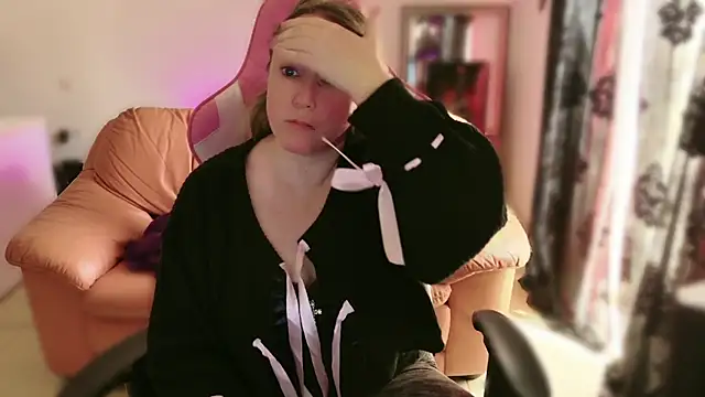 kisicaxx online show from 02.18.25