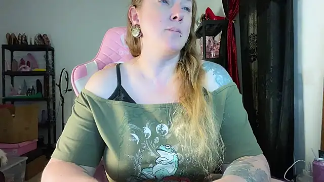 kisicaxx online show from 11.18.25