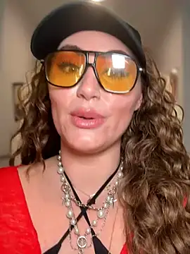 Snapshot of lovely_beast chatting on 02.25.26 lovely beast online show from 02.25.26