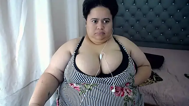 Snapshot of hotlesby4uxxx chatting on 12.13.24 hotlesby4uxxx online show from 12.13.24