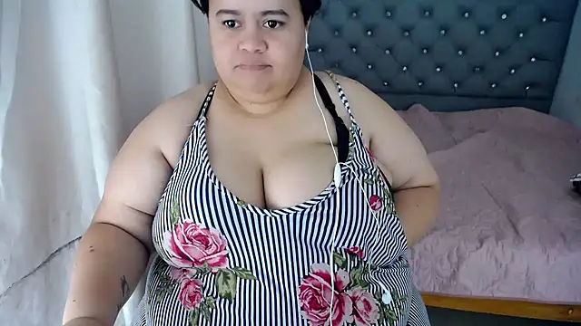 Snapshot of hotlesby4uxxx chatting on 12.18.24 hotlesby4uxxx online show from 12.18.24