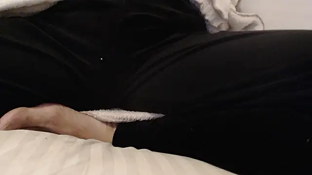 Snapshot of larawet chatting on 12.05.24 larawet online show from 12.05.24