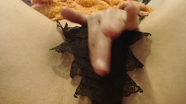 Snapshot of larawet chatting on 12.31.24 larawet online show from 12.31.24