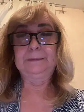 Snapshot of Irina2909@xh chatting on 10.31.25 Irina2909xh online show from 10.31.25