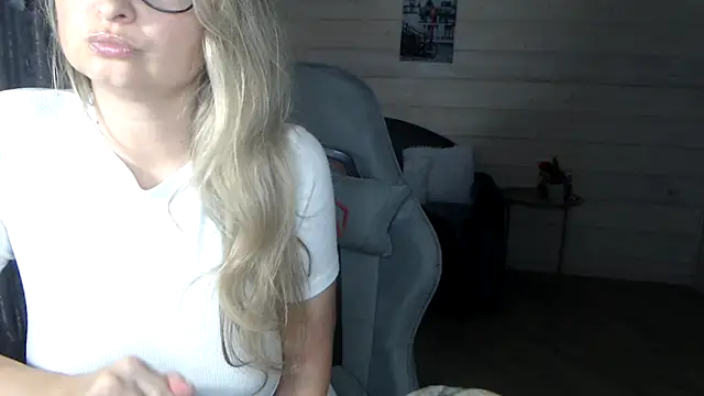 Snapshot of RubiLakros chatting on 10.21.25 RubiLakros online show from 10.21.25