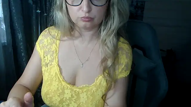 Snapshot of RubiLakros chatting on 10.22.25 RubiLakros online show from 10.22.25