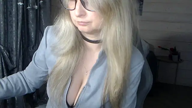 Snapshot of RubiLakros chatting on 10.31.25 RubiLakros online show from 10.31.25