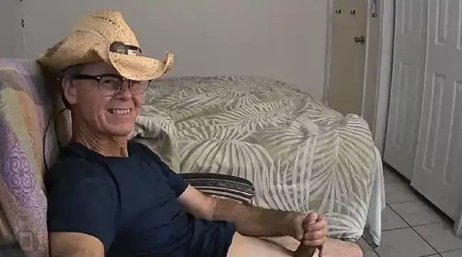 Snapshot of nakeedcowboi65 chatting on 02.05.25 nakeedcowboi65 online show from 02.05.25