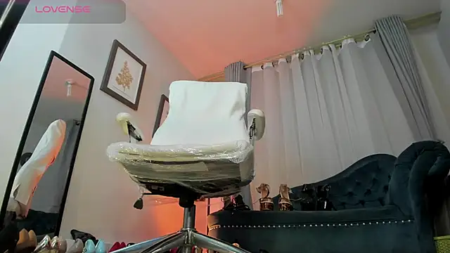 Snapshot of Ashley_leon_ chatting on 02.08.25 Ashley leon online show from 02.08.25