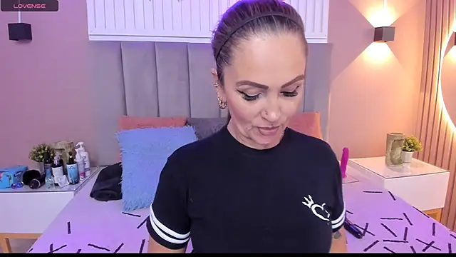 Snapshot of chantall1375 chatting on 02.16.25 chantall1375 online show from 02.16.25