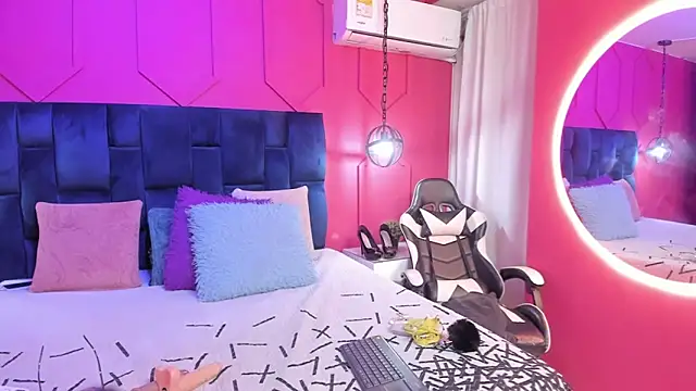 Snapshot of chantall1375 chatting on 09.14.25 chantall1375 online show from 09.14.25