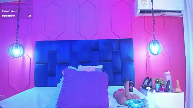 Snapshot of chantall1375 chatting on 09.27.25 chantall1375 online show from 09.27.25