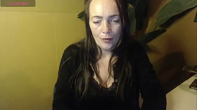 Snapshot of cloe85nl chatting on 12.04.25 cloe85nl online show from 12.04.25